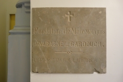 Plaque à l\'entrée