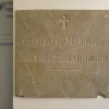 Plaque à l\'entrée